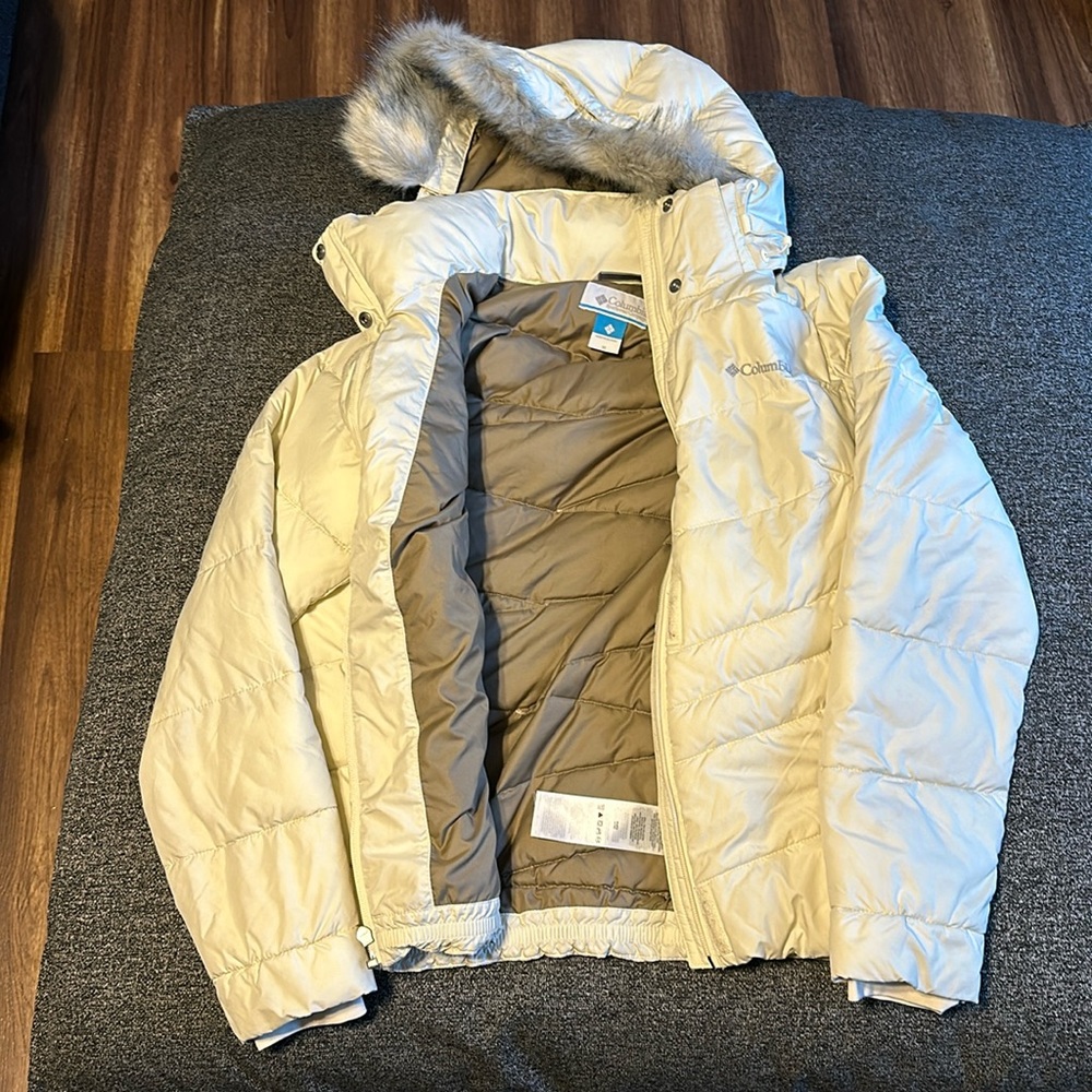 Women’s Columbia puffy jacket with removable hood